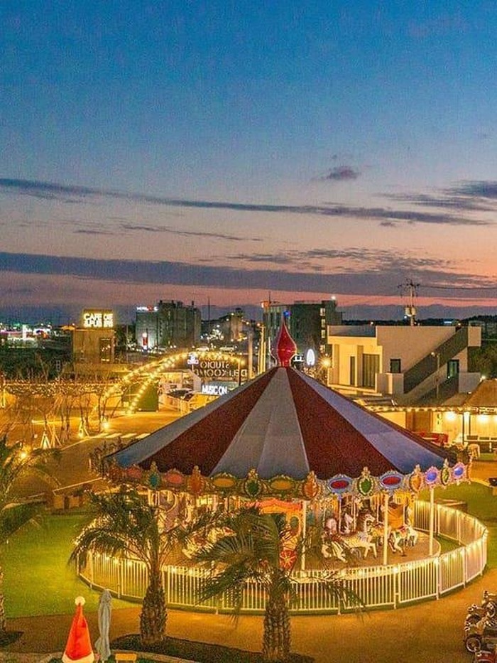 Pemandangan Delekoomda di malam hari tak kalah indah dengan siang hari, gemerlap lampu menyatu sempurna dengan semburat senja hingga gemerlap malam seperti potret kawasan taman hiburan di atas./ Foto: instagram.com/delekoomda_official