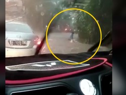 Video: Detik-detik Mahasiswi IPB Tercemplung Gorong-gorong