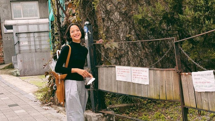 Jalan-jalan di Korea, Simak Gaya Kasual Putri Marino yang Stylish