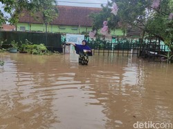 Ratusan Warga Pacitan Terisolasi Akibat Banjir Usai Hujan Deras 4 Jam