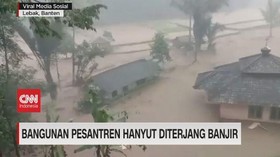 VIDEO: Bangunan Pesantren Hanyut Diterjang Banjir
