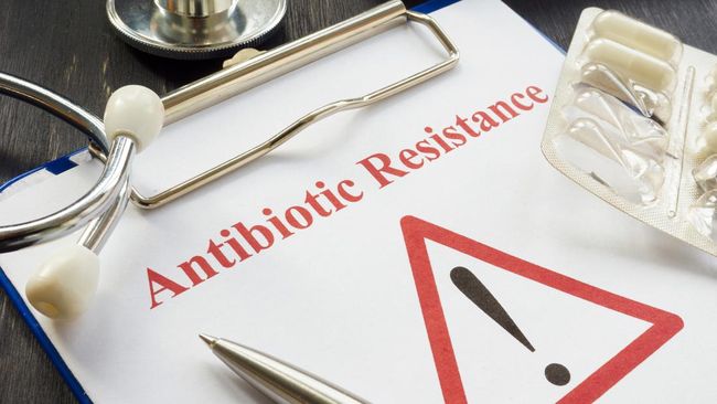 Masih banyak orang meyakini minum antibiotik bisa mempercepat penyembuhan penyakit. Padahal, penggunaan antibiotik yang tidak tepat bisa sangat berbahaya.