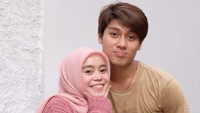 Rizky Billar dihujat netizen karena terlihat cuek ketika Lesti Kejora menenteng tiga tas sekaligus. Istrinya itu pun beri pembelaan.