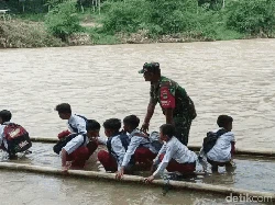 Demi Pendidikan Siswanya, Guru Sukabumi Seberangi Sungai Pakai Rakit