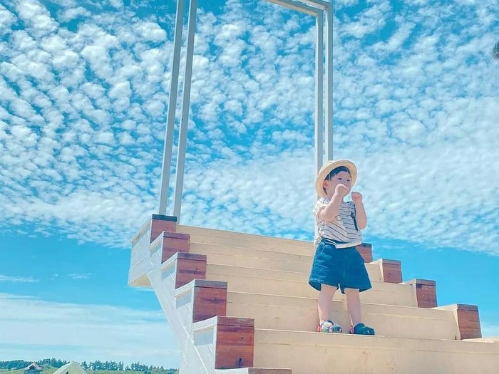 Selain bangunan istana, Delekoomda juga menyediakan ragam spot foto estetik untuk mengabadikan momen bahagia Beauties, salah satunya adalah 'tangga menuju surga' yang berlatarkan pemandangan langit dan perbukitan./ Foto: instagram.com/delekoomda_official