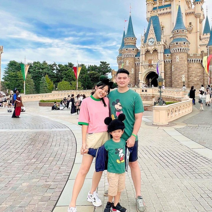 <p>Selain Kyoto, pasangan ini juga mengunjungi Disneyland Tokyo. Mereka tampil menggemaskan dengan memakai outfit karakter dari Disney, Bunda. (Foto: Instagram @tiffanysoetanto)</p>