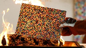 FOTO: 'Kalah' dari Versi NFT, Ribuan Karya Seni Fisik Dibakar