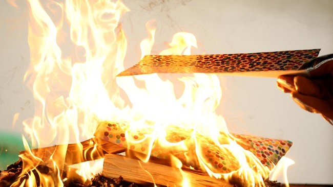 FOTO: 'Kalah' dari Versi NFT, Ribuan Karya Seni Fisik Dibakar