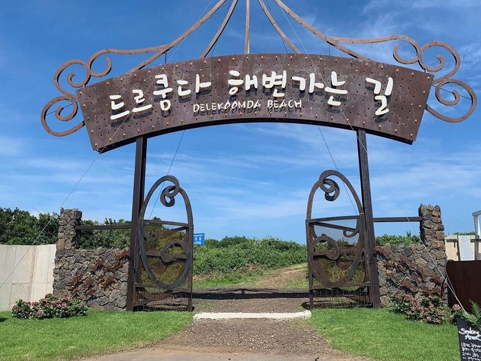 Siap melenyapkan semua rasa penat Beauties, Delekoomda membuka area pantai yang lokasinya langsung tertuju pada pantai di dekat Seongsan Ilchubong yaitu Gwangchigi Beach./ Foto: instagram.com/delekoomda_official