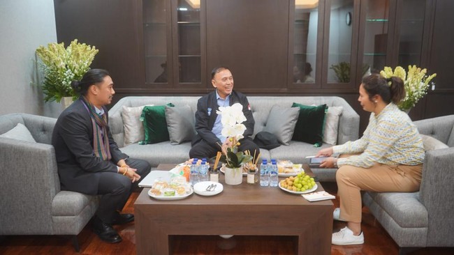 FIFA Development Project Coordinator Niko Nhouvannasak memberi pernyataan usai menemui Ketua PSSI Mochamad Iriawan, Rabu (12/10).