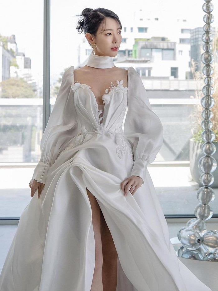Tampilkan citra berbeda, di lain foto Go Won Hee juga terlihat bak ratu dengan gaun lengan balon serta tambahan manik dedaunan di bagian dada. Tak hanya itu, ada detail lipatan gaun di bawah yang membuatnya terlihat seksi./ Foto: Instagram.com/go_wonhee
