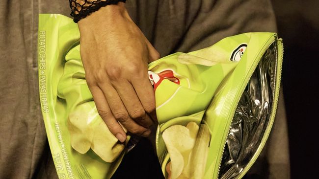 Balenciaga membuat tas berbentuk kantong keripik kentang Lays yang debut di Paris Fashion Week. Berapa harganya?