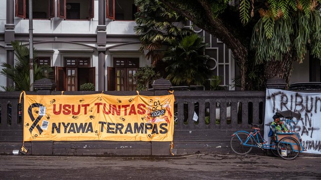 Anggota Komnas HAM mengatakan pihaknya melakukan konfirmasi atas keterangan yang didapat dari mereka yang hadir di stadion serta dari rekaman0