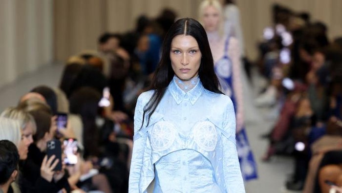 LONDON, ENGLAND - SEPTEMBER 26: Bella Hadid walks the runway at the Burberry show during London Fashion Week September 2022 on September 26, 2022 in London, England. (Photo by Tim Whitby/BFC/Getty Images)