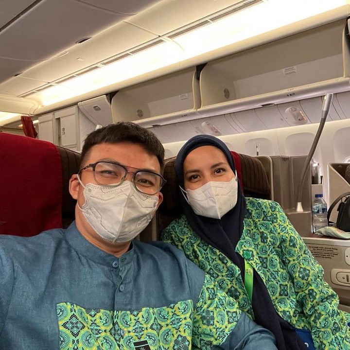 <p>Tya Ariestya tengah menjalani ibadah Umrah, Bunda. Melalui media sosial Instagram, Tya berangkat ke Tanah Suci bersama sang suami, Irfan Ratinggang. (Foto: Instagram @tya_ariestya)<br /><br /><br /></p>