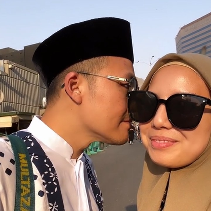 <p>Kunjungan Tya ke Tanah Suci kali ini tampaknya amat membuat ia merasa amat emosional, Bunda. Di samping itu, ia turut mendoakan agar teman-teman sosial medianya turut mendapatkan kesempatan yang sama sepertinya. "Doaku utk teman teman yg lain, semoga mendapat undangan Nya ke tanah suci. Aamiin". (Foto: Instagram @tya_ariestya)<br /><br /><br /></p>