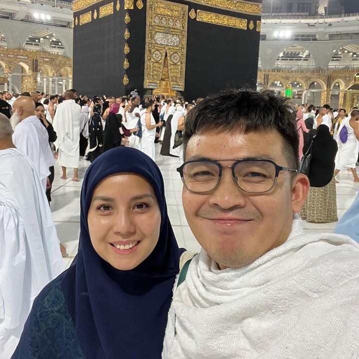<p>Ia berharap, semoga masih diberi kesempatan untuk kembali berkunjung. "Belum pulang, tapi udah kebayang rindu nyaaaaaa.. Semoga diundang kembali ke Tanah Suci, semoga di izin kan utk menyegerakan ibadah Haji," tuturnya. (Foto: Instagram @tya_ariestya)<br /><br /><br /></p>