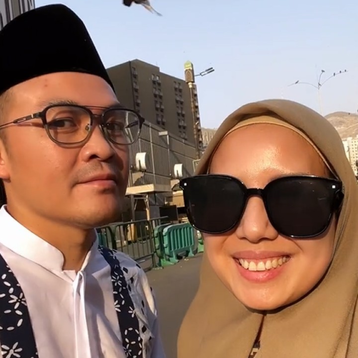 <p>Katanya, ada perasaan seperti pulang ke rumah. Ia bahkan tak dapat membendung air mata. "Pertama kali sampai ke Ka’bah, rasanya mata ini gak bs di bendung, entah kenapa, seakan pulang ke rumah," tulisnya, dikutip dari akun @tya_ariestya. (Foto: Instagram @tya_ariestya)<br /><br /><br /></p>