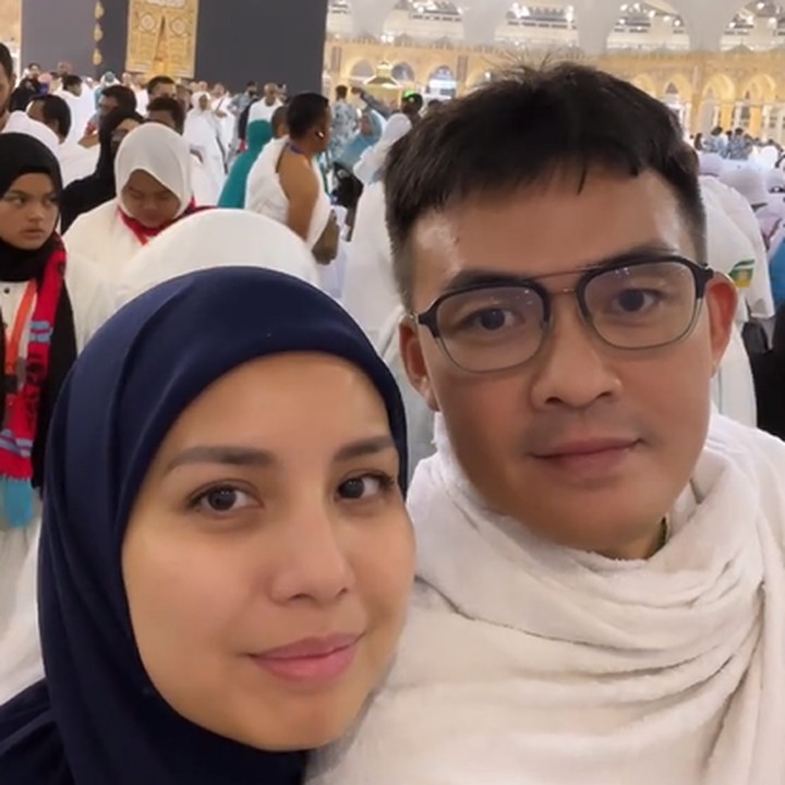 <p>Dalam unggahan tersebut, ia menceritakan bahwa ini menjadi pengalaman pertama baginya bisa sampai ke depan Ka'bah. (Foto: Instagram @tya_ariestya)<br /><br /><br /></p>