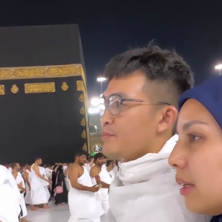 <p>Di postingan lain, Tya juga menunjukkan beragam aktivitas selama di Tanah Suci bersama sang suami. Selama 3 hari di sana, ia sudah terbayang bagaimana rindunya meninggalkan Mekkah. (Foto: Instagram @tya_ariestya)<br /><br /><br /></p>