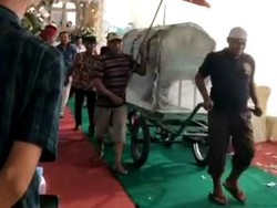 Alasan Iring-iringan Keranda Jenazah Lewati Tenda Pernikahan di Mojokerto