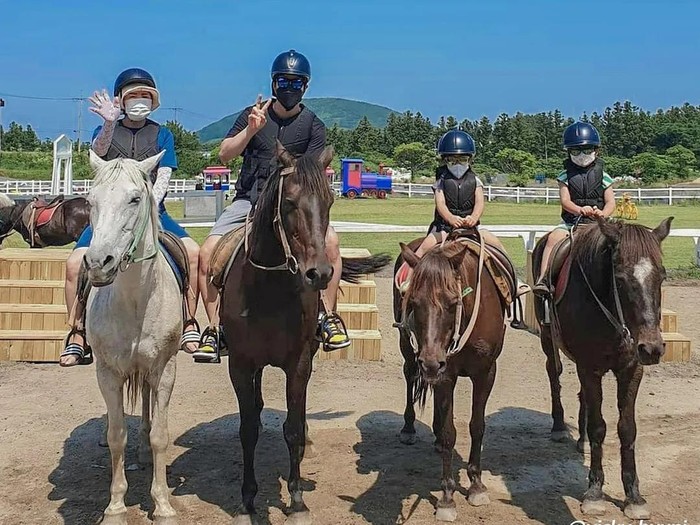 Waktu liburan di Delekoomda dijamin akan terasa semakin menyenangkan dengan melakukan olahraga berkuda atau bersepeda. Selain itu, Beauties juga bisa memberi makan domba di dalam peternakan./ Foto: instagram.com/delekoomda_official
