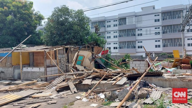 Pemerintah Kota Jakarta Utara menawarkan warga Kampung Bambu, Kelurahan Papanggo, yang digusur untuk pindah ke rusun milik Pemprov DKI.