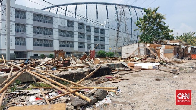 Warga Kampung Bambu, Tanjung Priok, Jakarta Utara, mengaku kecewa dengan kompensasi yang diterima dari PT KAI usai penggusuran pada Selasa (11/10).
