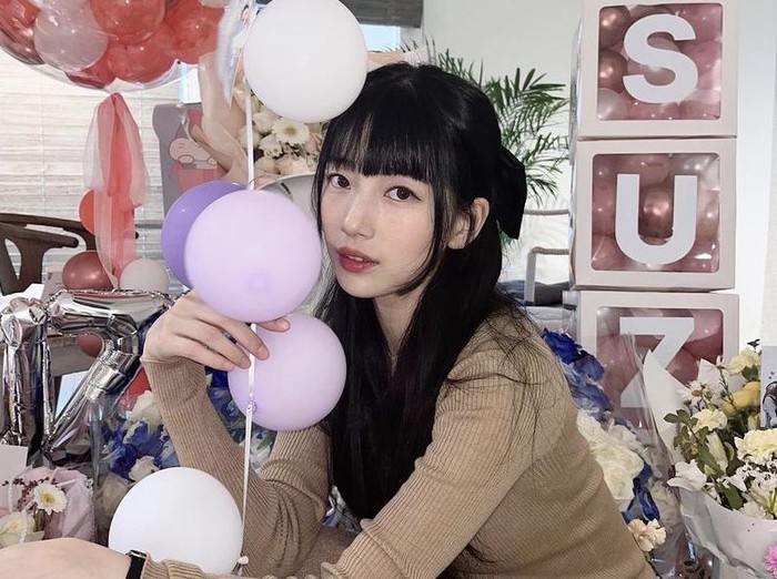 Bae Suzy kejutkan penggemar dengan model rambut baru di hari ulangtahunnya / foto: instagram.com/skuukzky