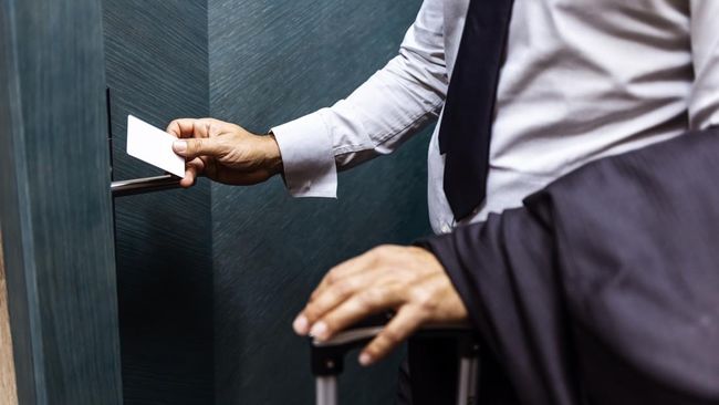 Hotel-hotel pada umumnya memang memakai jenis kunci yang disebut cardlock atau berbentuk kartu sensor, bukan kunci konvensional seperti di rumah.