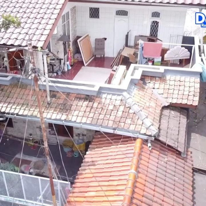 <p>Rumah tingkat dua ini memiliki balkon yang menjadi tempat menyimpan barang-barang yang sudah tidak terpakai. Bagi Desy, meski ada sedikit perubahan pada rumah masa kecilnya, rumah ini tetap penuh kenangan, Bunda. (Foto: YouTube Desy Ratnasari)</p>