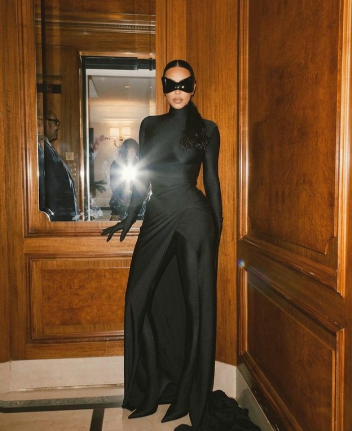 Di momen after party Met Gala 2021, penampilan Kim kembali mencuri perhatian. Masih mengusung busana warna hitam rancangan Balenciaga, gaya busana Kim di momen after party terlihat seperti Batwoman. (Foto: Instagram @kimkardashian)