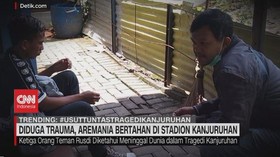 VIDEO: Diduga Trauma, Aremania Bertahan di Stadion Kanjuruhan