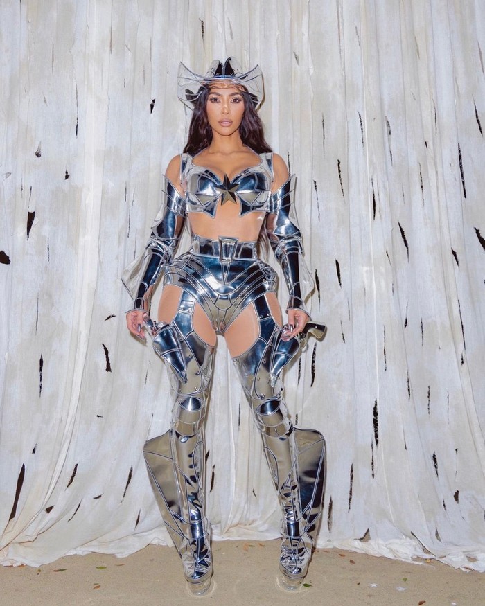 Gaya busana Kim saat merayakan Halloween 2021 lalu pun juga menuai perhatian karena unik. Yup, Kim tampil mengenakan kostum serba metalik rancangan dari Manfred Thierry Mugler. (Foto: Instagram @kimkardashian)