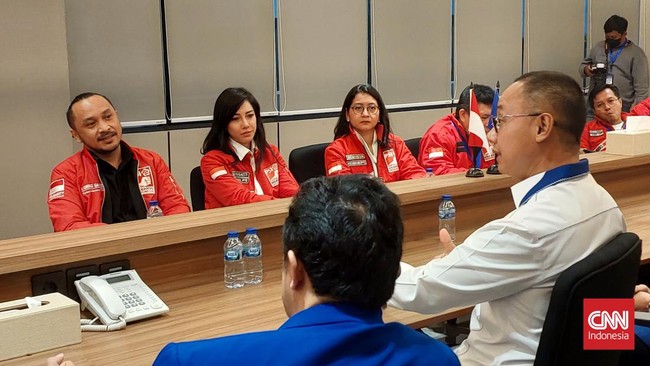 Giring dan kader PSI lainnya hanya disambut Sekjen PAN Eddy Soeparno. Ketua Umum PAN Zulkifli Hasan tidak tampak di acara itu.