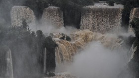 FOTO: Pesona 'Tenggorokan Iblis' yang Menakjubkan di Air Terjun Iguazu