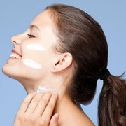 7 Hal yang Perlu Kamu Cermati Soal Sunscreen Sebelum Membeli dan Menggunakannya, Termasuk Pastikan Tak Ada Kandungan Berbahaya