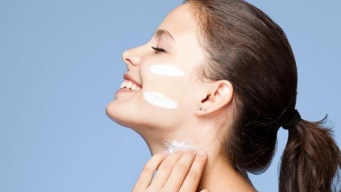 7 Hal yang Perlu Kamu Cermati Soal Sunscreen Sebelum Membeli dan Menggunakannya, Termasuk Pastikan Tak Ada Kandungan Berbahaya