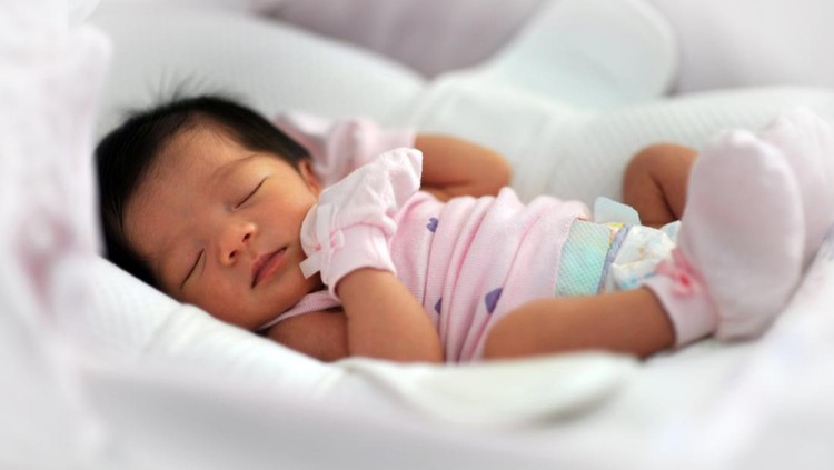 Perlukah Bayi Baru Lahir Pakai Sarung Tangan dan Kaus Kaki?