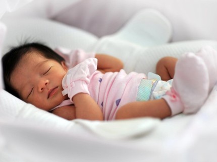 Perlukah Bayi Baru Lahir Pakai Sarung Tangan dan Kaus Kaki?