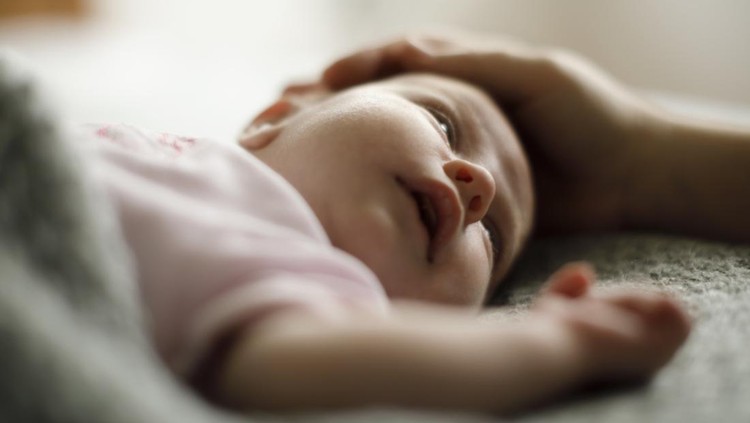 Ilustrasi Rekomendasi Baby Hair Lotion Mother caressing her newborn baby