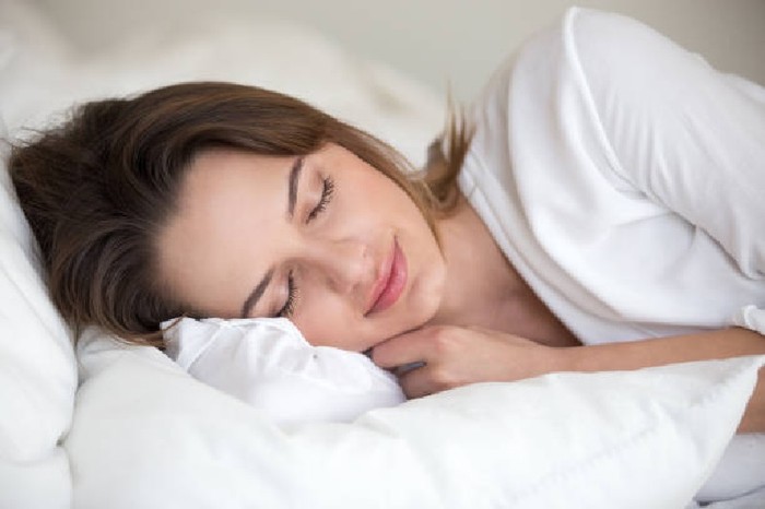 Tidur yang cepat dan cukup ini akan membantu proses regenerasi kulit, pengangkatan sel kulit mati, sampai menghidrasi kulit dengan baik.