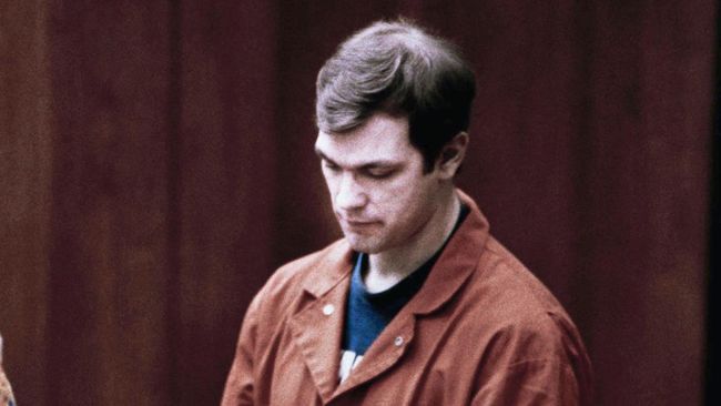 Jeffrey Dahmer diketahui menyimpan kepala dari Anthony Sears yang ia bunuh pada Desember 1989 di dalam sebuah kotak di kamarnya.