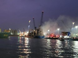 Petugas PMK Terluka Saat Padamkan Kebakaran Kapal di Dermaga Jamrud Surabaya