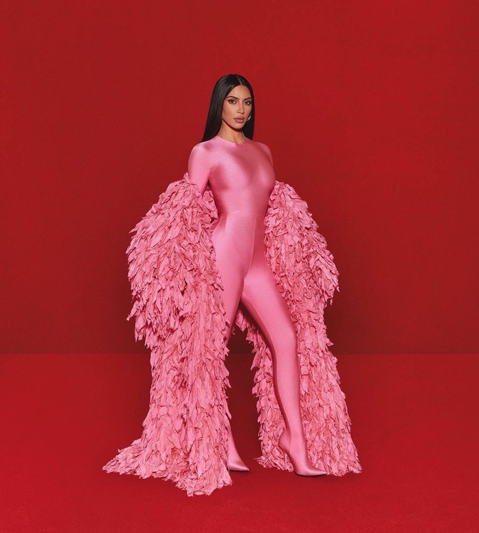 Kim Kardashian selalu percaya diri soal penampilannya. Perempuan berzodiak Libra ini sangat mahir dalam memadukan outfit, seperti berpakaian serba pink. Kim memilih bodysuit pink serta outwear berbulu. (Foto: Instagram @kimkardashian)