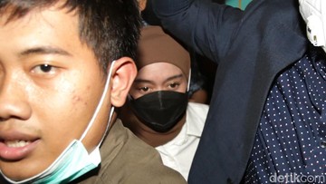 LESTI DATANG KE KANTOR POLISI SAAT BILLAR DIUMUMKAN AKAN DITAHAN
