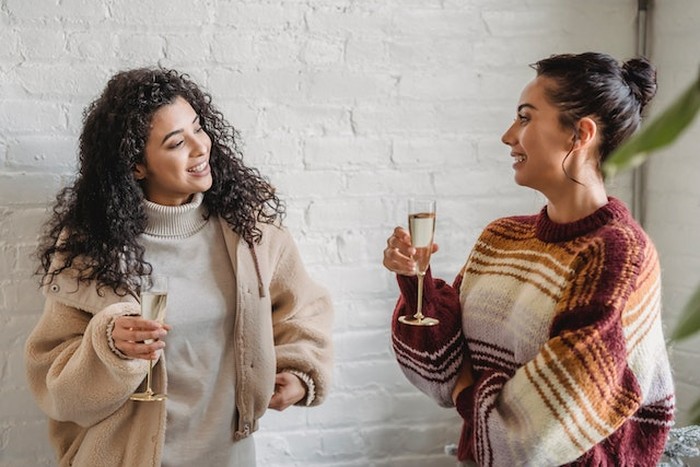 Manfaat Gosip Untuk Bangun Relasi/Foto: Pexels/Julia Larson 5 Kalimat Ini Sebenarnya Termasuk Body Shaming, Kamu Sadar?