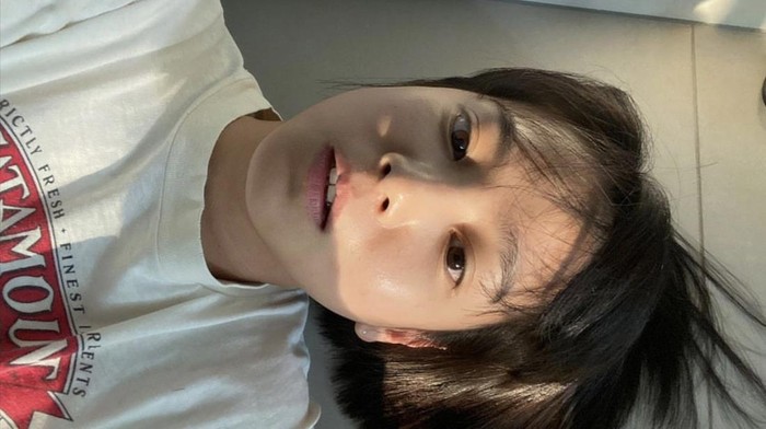 Netizen terkejut menyadari usianya, karena Yoon Seung Ah dikenal memiliki wajah yang terlihat sangat muda, dan kulit glowing meskipun tanpa menggunakan makeup./ foto: instagram.com/doflwl