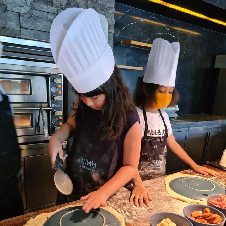 <p>Tak hanya itu, Nicky Tirta juga kerap membawa putri semata wayangnya, Naara Ellyna Tirtajaya, ke dapur mengolah beragam jenis makanan. (Foto: Instagram @nickytirta)<br /><br /><br /></p>