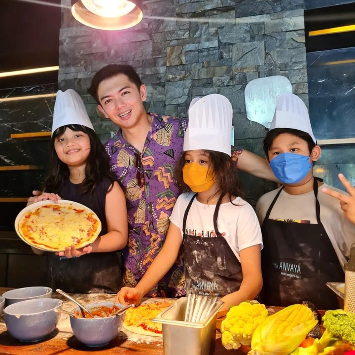 <p>Minat Ellyna pada kegiatan di dapur ini pun dimanfaatkan dengan baik oleh Nicky Tirta. Saat ada waktu senggang, ia mengajak sang putri untuk belajar membuat sesuatu, salah satunya pizza. (Foto: Instagram @nickytirta)<br /><br /><br /></p>
